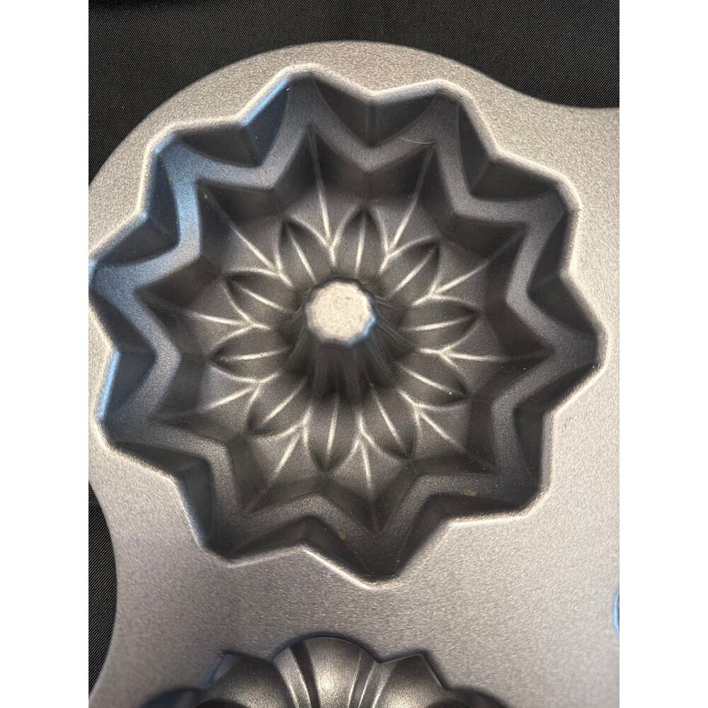 Nordic Ware 9-Cup Bundt Cake Quartet Pan in Metallic Gray Y2K Excellent Shape - Picture 6 of 9